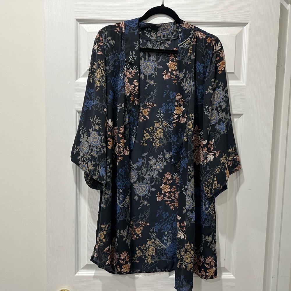 Tahari floral kimono size S/M
